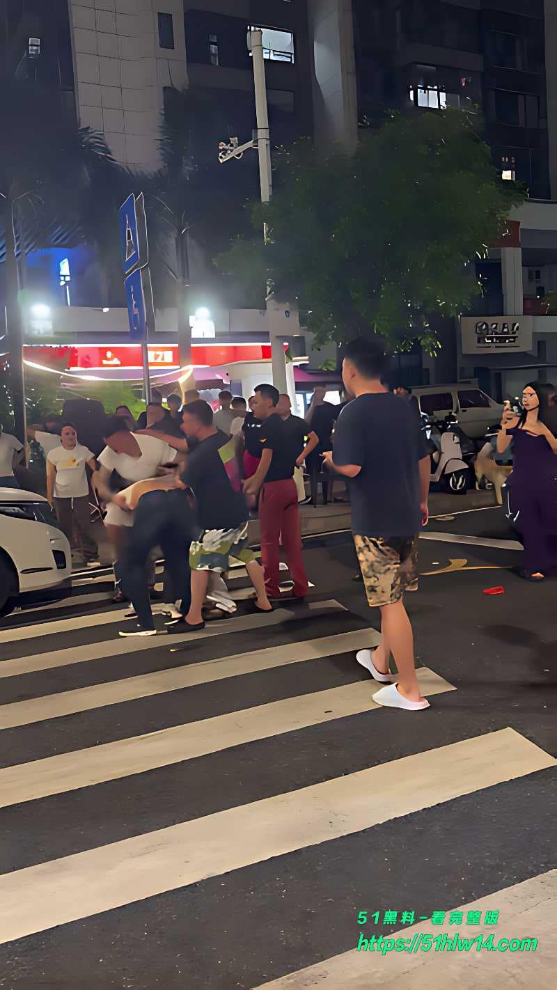 街头斗殴这波太离谱丨几个大哥打成一团，好心劝架的小姐姐惨遭误伤满脸血 社会新闻