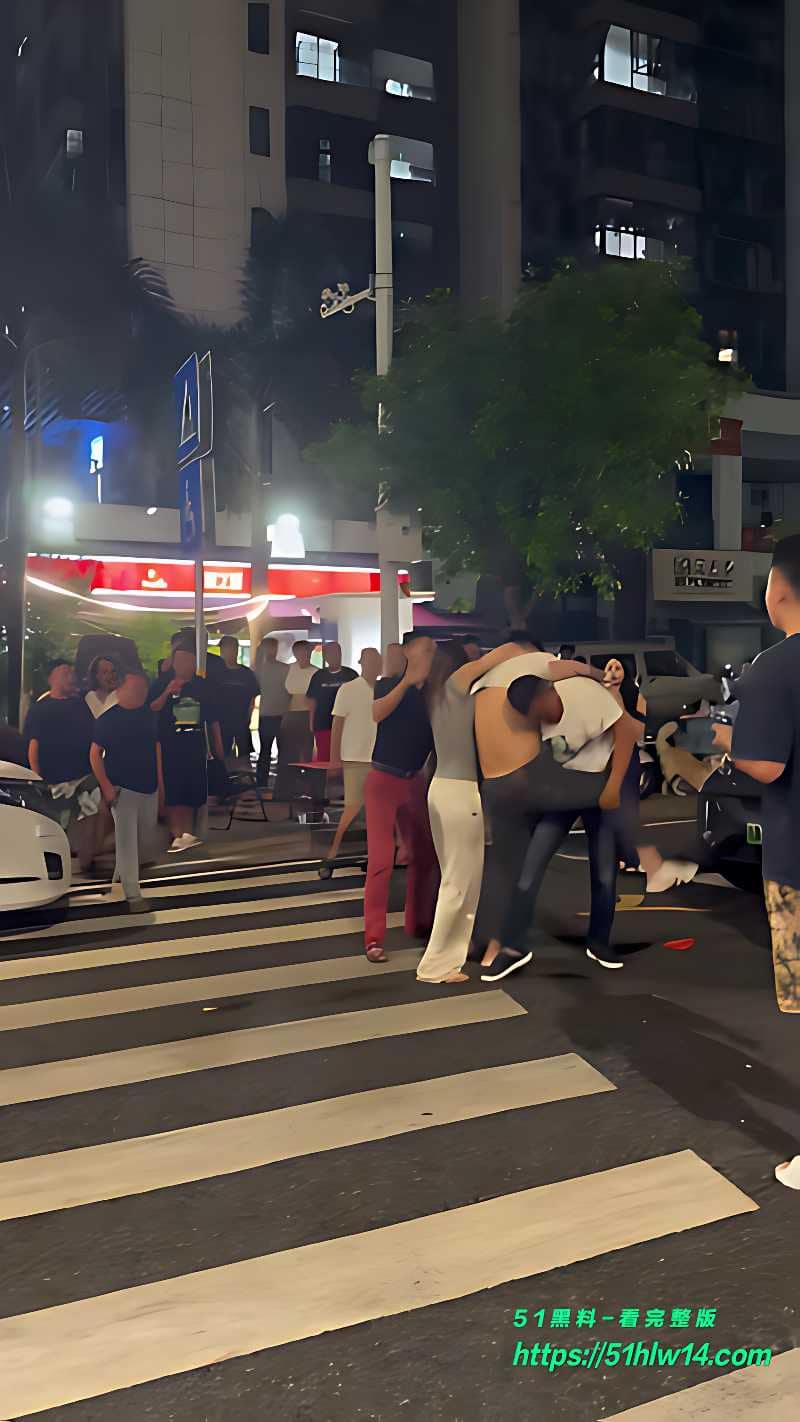 街头斗殴这波太离谱丨几个大哥打成一团，好心劝架的小姐姐惨遭误伤满脸血 街头吃瓜