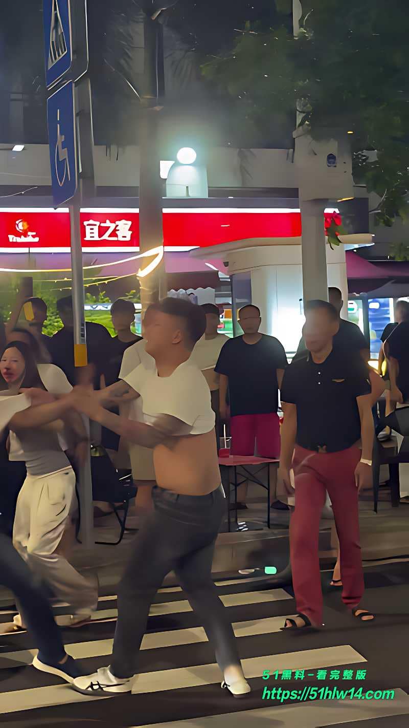 街头斗殴这波太离谱丨几个大哥打成一团，好心劝架的小姐姐惨遭误伤满脸血 吃瓜