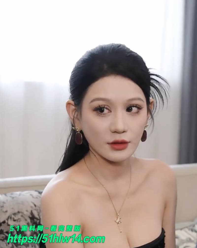 致命诱惑黑丝美女私下这么野丨深V领口呼之欲出简直太撩了 短剧