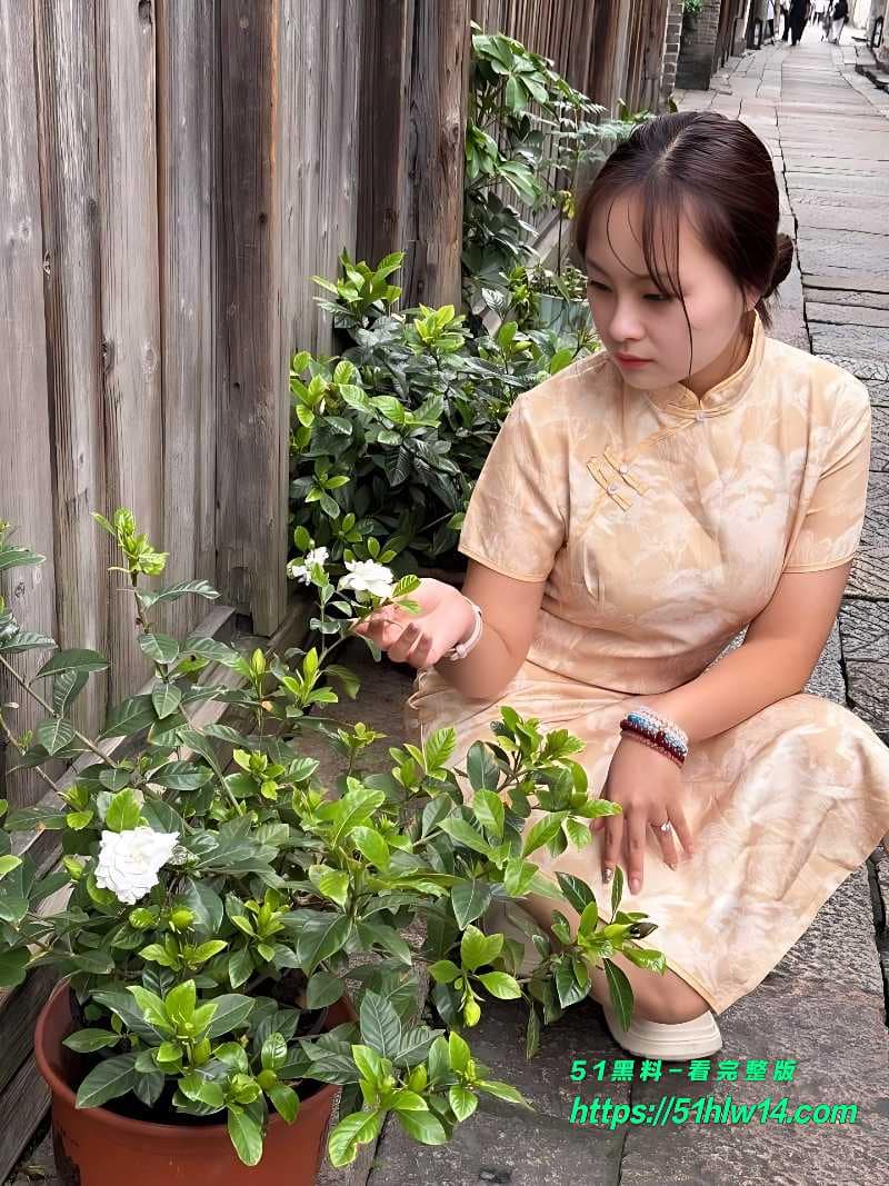 良家少妇反差偷情实录丨被牌友按在麻将桌上猛干双腿高举 熟女私密视频