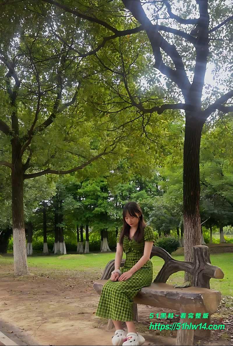 高颜值反差女神居家反弓，跪姿被顶到失控细节太顶