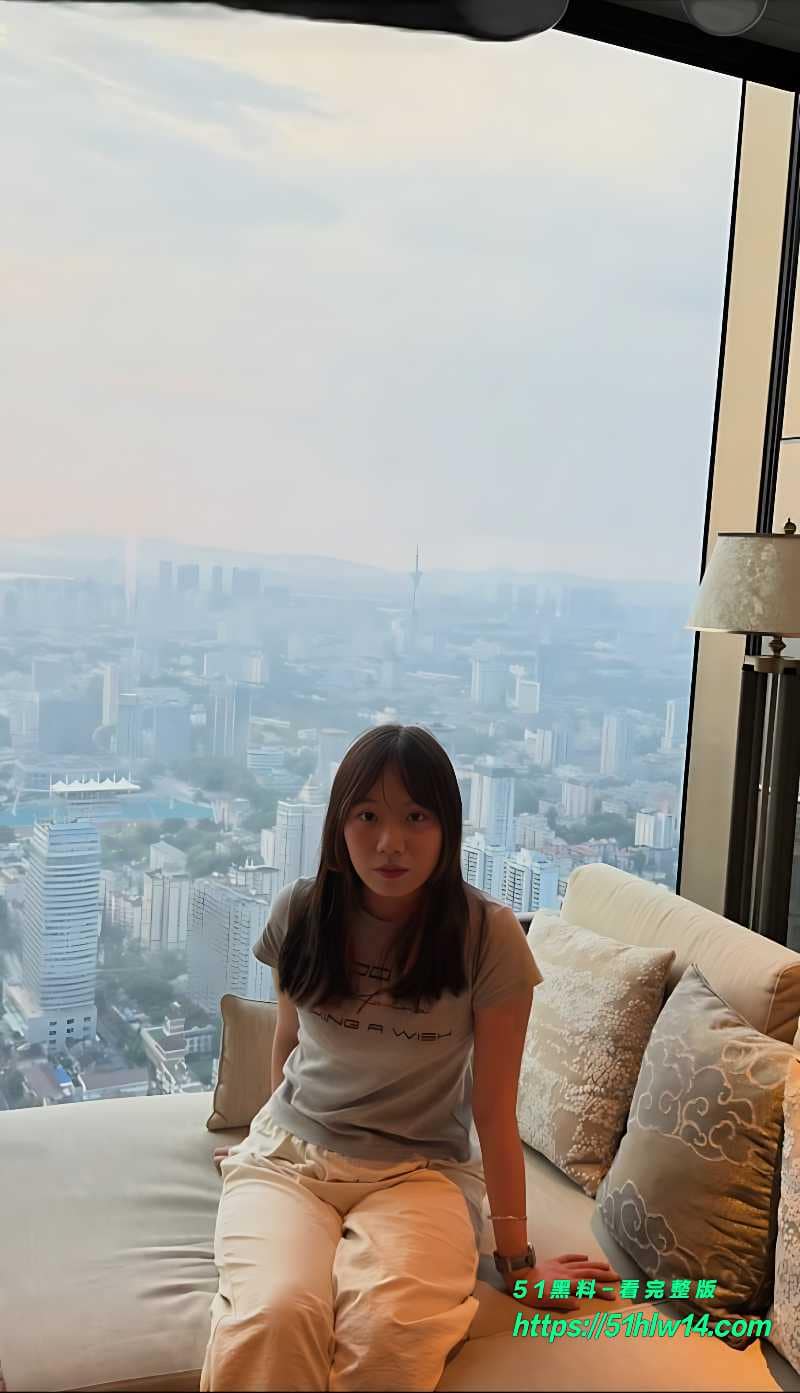 高颜值反差女神居家反弓，跪姿被顶到失控细节太顶 反差婊