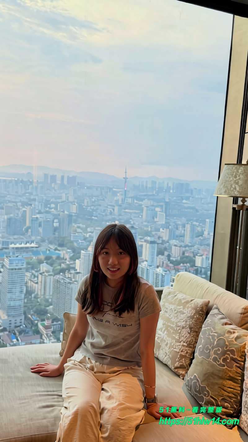 高颜值反差女神居家反弓，跪姿被顶到失控细节太顶 私处特写