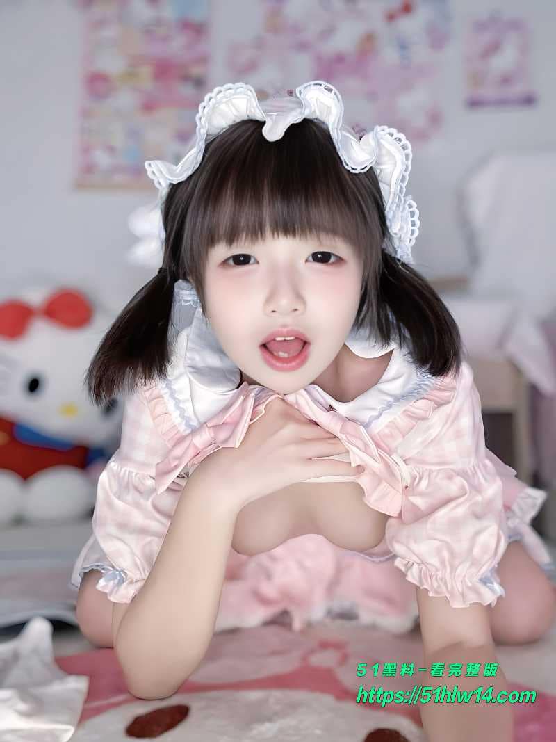 曲奇软fufu掀裙露逼跪趴翘臀反差写真细节被拍得太清楚