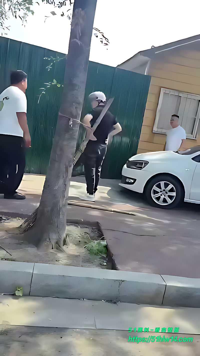 白裙少妇街头偷情被抓，丈夫拿竹竿现场暴揍，路人劝架还被骂 出轨被抓