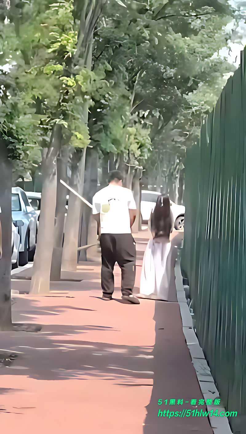 白裙少妇街头偷情被抓，丈夫拿竹竿现场暴揍，路人劝架还被骂 街头暴揍