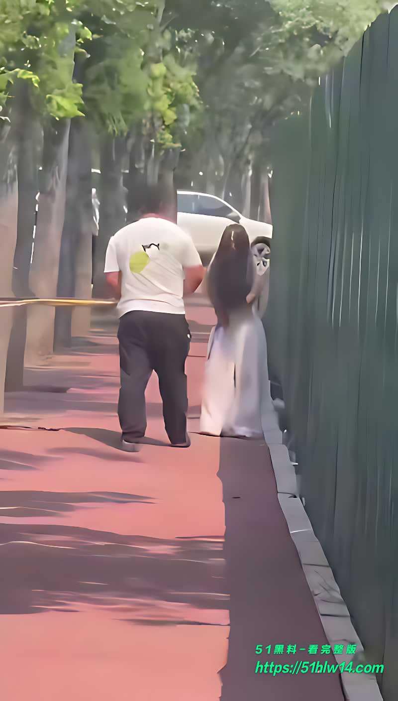 白裙少妇街头偷情被抓，丈夫拿竹竿现场暴揍，路人劝架还被骂 社会奇闻
