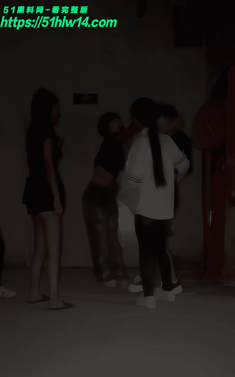 邹城地下车库互殴实录曝光丨精神小妹混战尺度惊人内幕起底 精神小伙混战