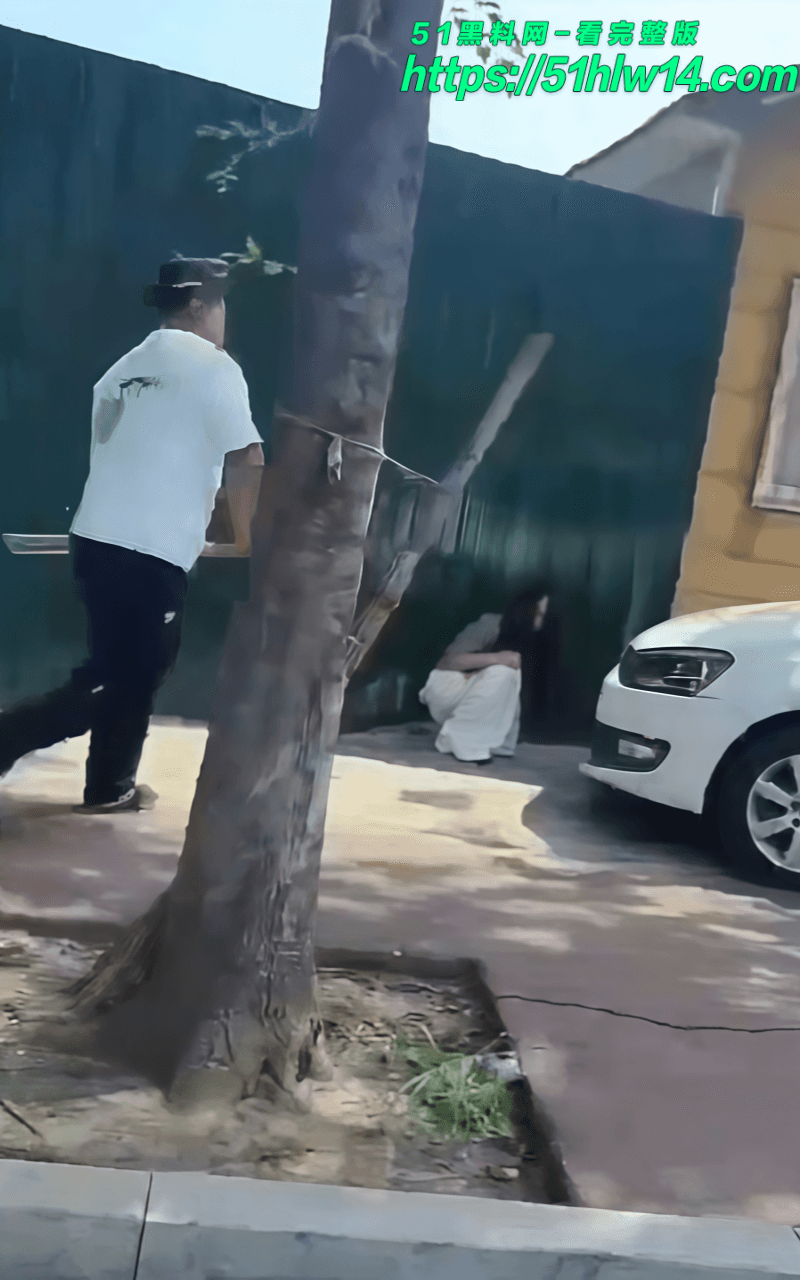 白裙少妇街头偷情被抓，丈夫拿竹竿现场暴揍，路人劝架还被骂