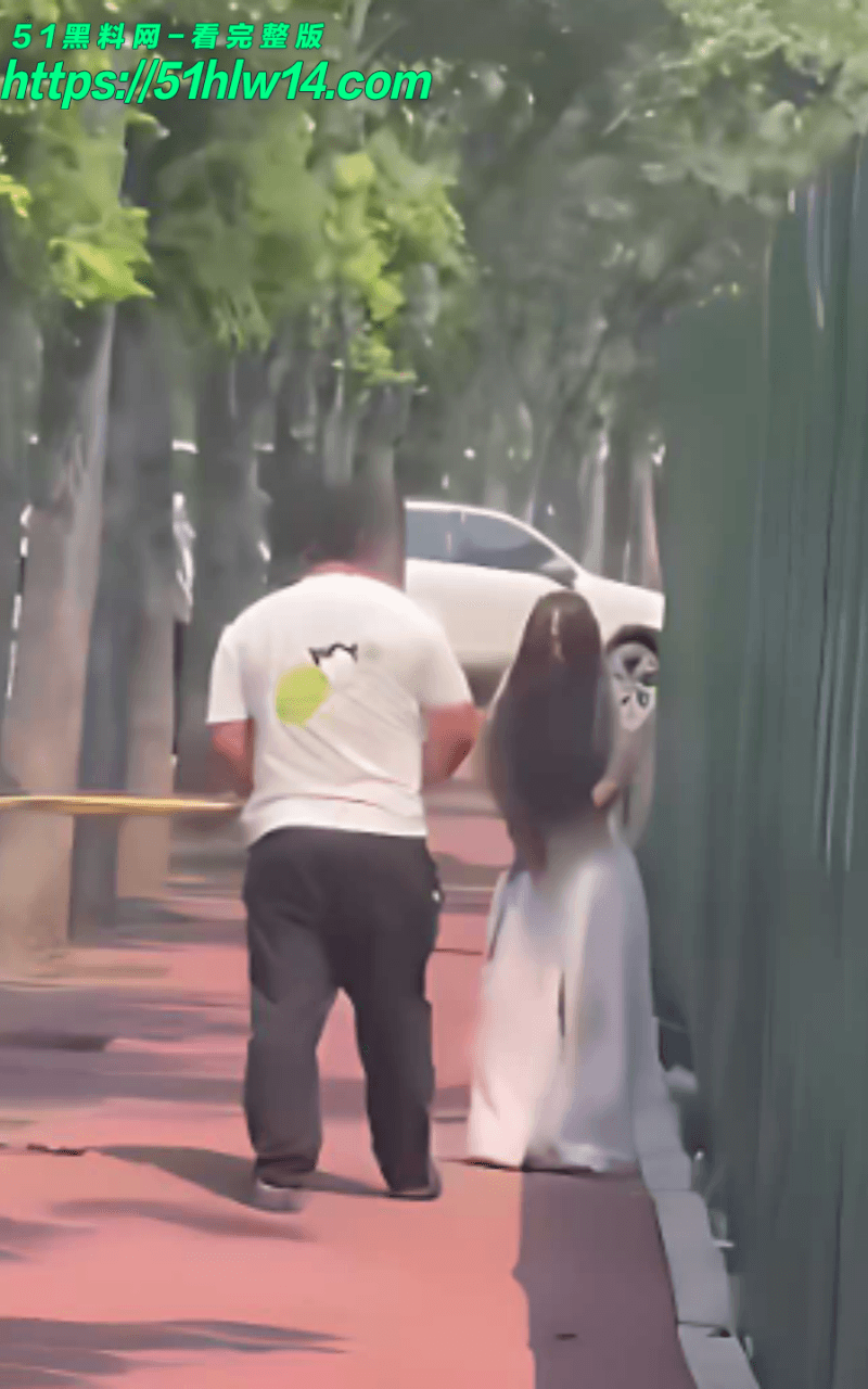 白裙少妇街头偷情被抓，丈夫拿竹竿现场暴揍，路人劝架还被骂 户外偷情