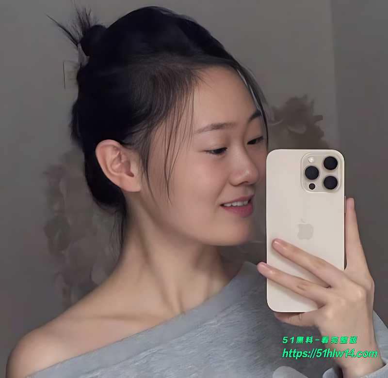 周芸华私拍视频流出，白色蕾丝黑丝反差细节太顶 爆料