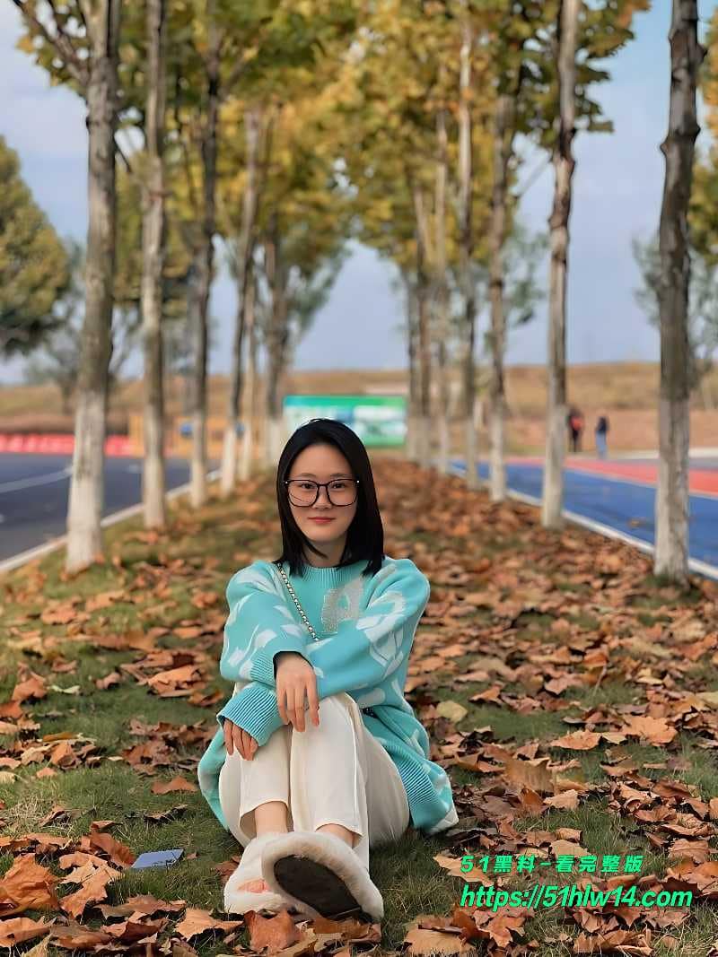 周芸华私拍视频流出，白色蕾丝黑丝反差细节太顶