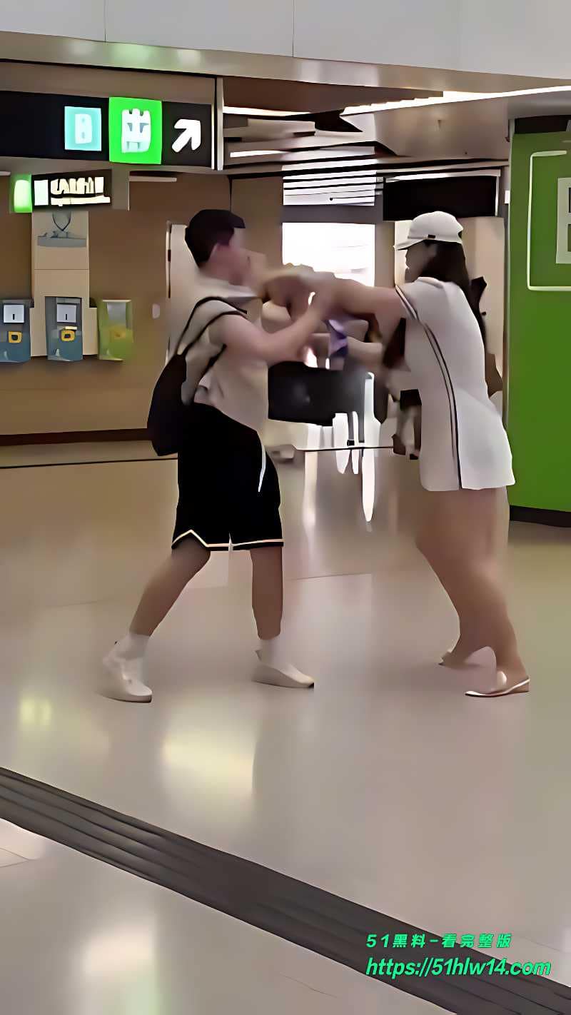 旺角护士装妹子追债实录丨不给钱被揪进地铁站这波太尴尬 情趣护士