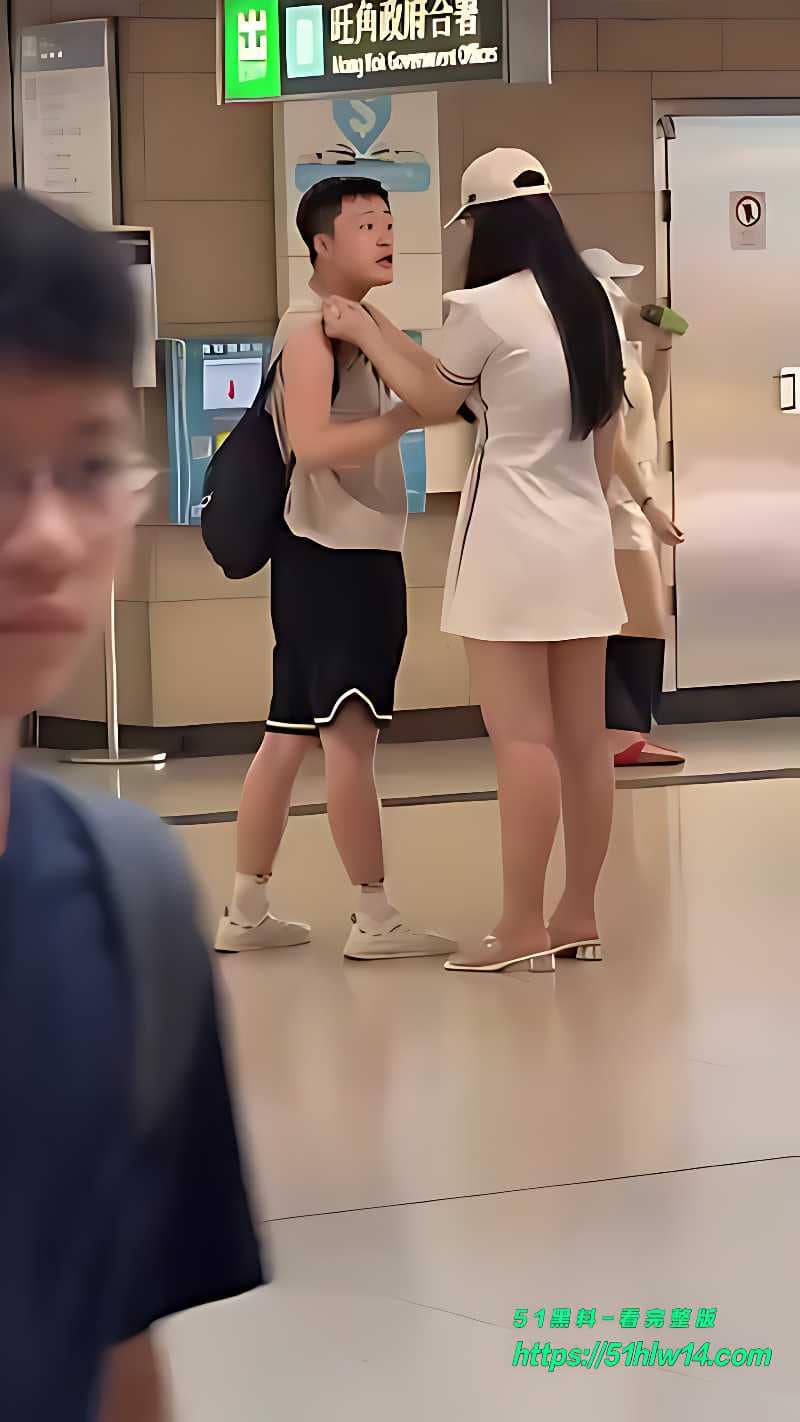 旺角护士装妹子追债实录丨不给钱被揪进地铁站这波太尴尬 街头追债