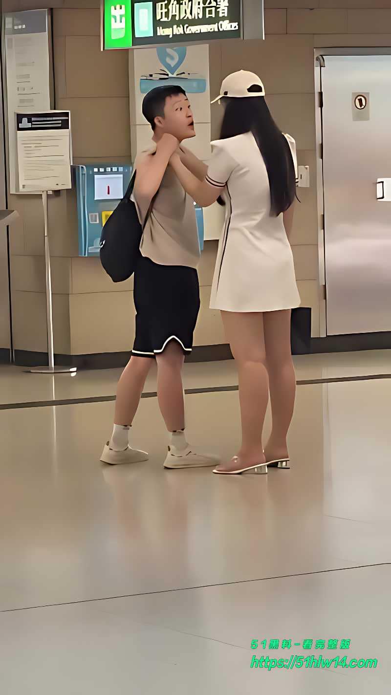 旺角护士装妹子追债实录丨不给钱被揪进地铁站这波太尴尬 反差妹子