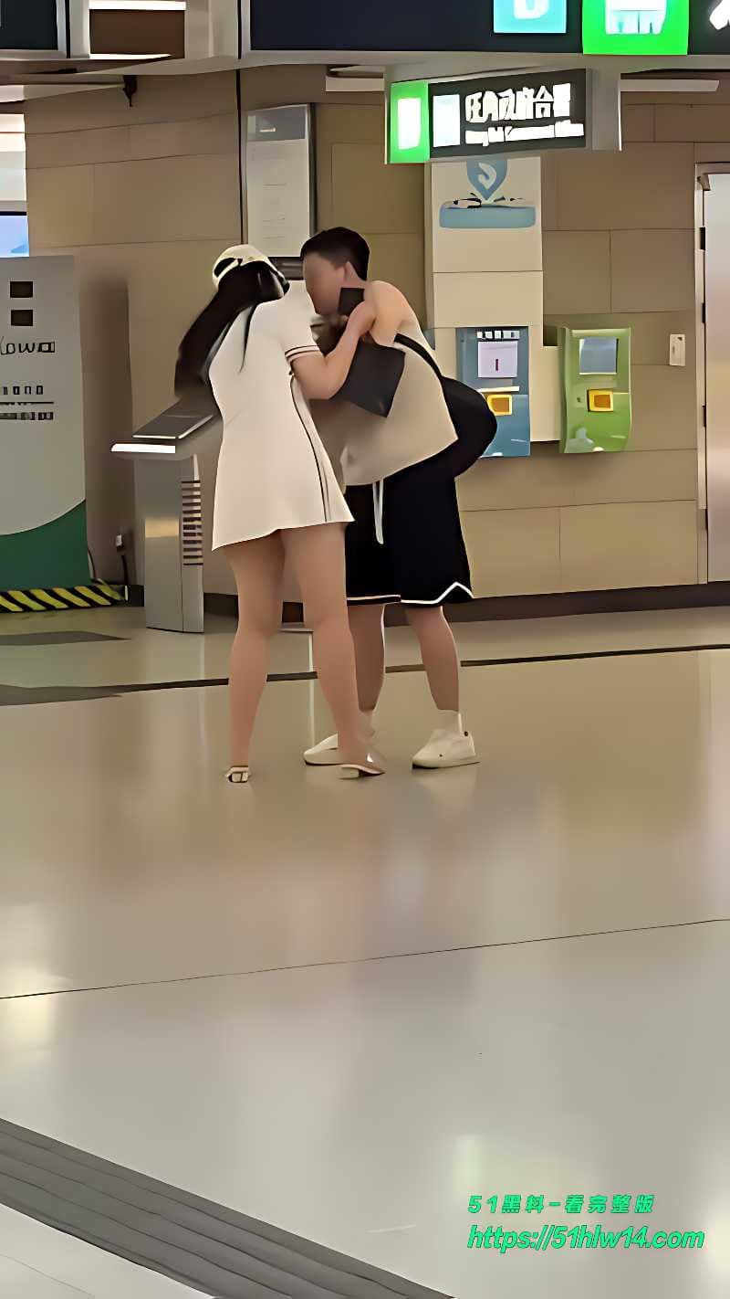 旺角护士装妹子追债实录丨不给钱被揪进地铁站这波太尴尬 香港吃瓜