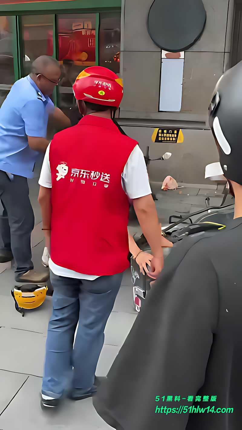 杨国福商家夫妻爆打外卖员现场流出丨这波肉搏尺度也太粗野了 吃瓜