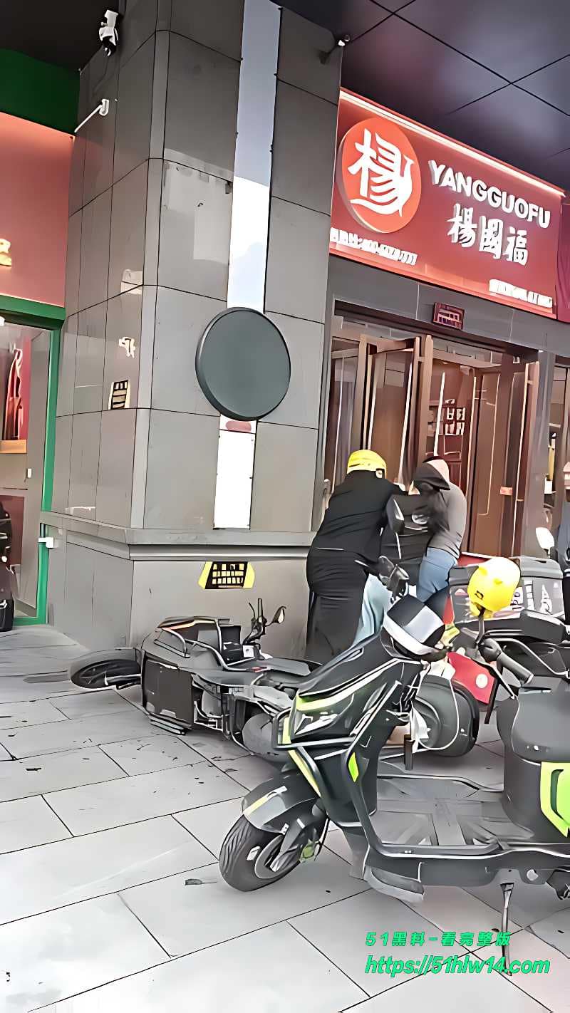 杨国福商家夫妻爆打外卖员现场流出丨这波肉搏尺度也太粗野了 暴力视频
