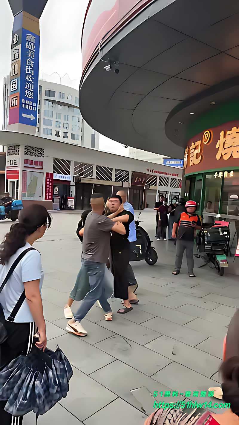 杨国福商家夫妻爆打外卖员现场流出丨这波肉搏尺度也太粗野了
