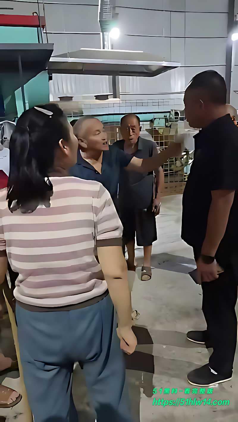 山东菏泽病死猪加工厂被端实录丨村民拿锤子围堵现场太猛了 热搜