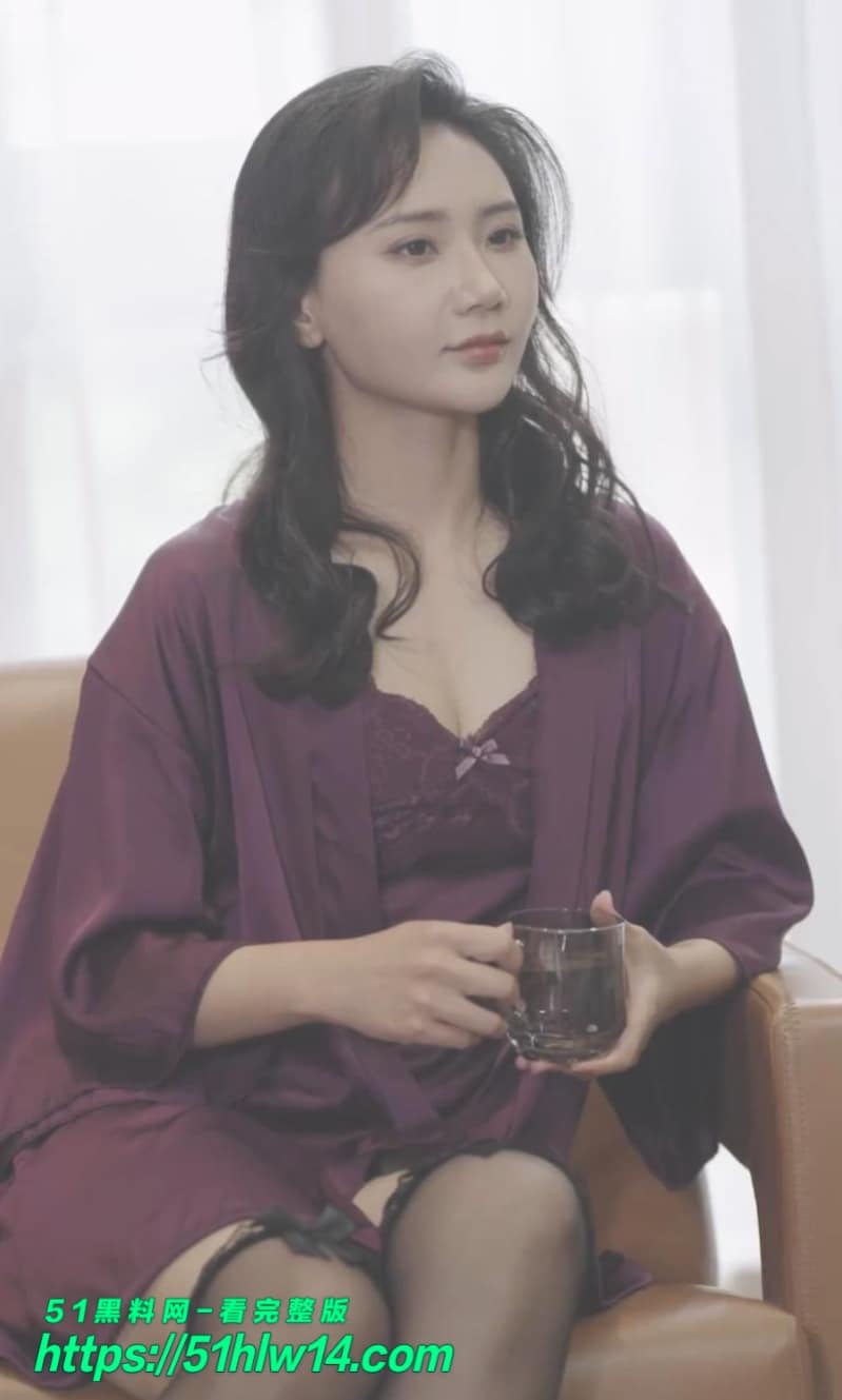 小张星颖夏月的幸福灰色紧身裙解带诱惑身材曲线直接顶满 擦边短剧