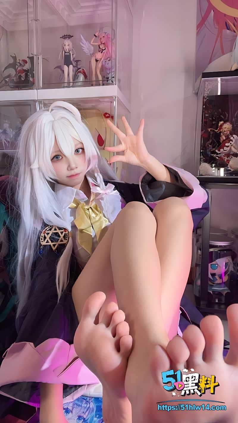 推特福利姬魔女Cos私照，看着清纯其实裙底嫩得惊人 福利姬露逼