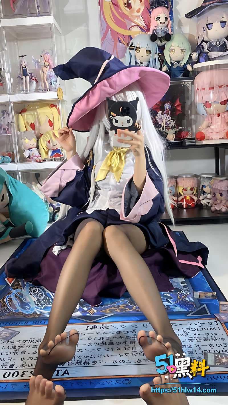 推特福利姬魔女Cos私照，看着清纯其实裙底嫩得惊人