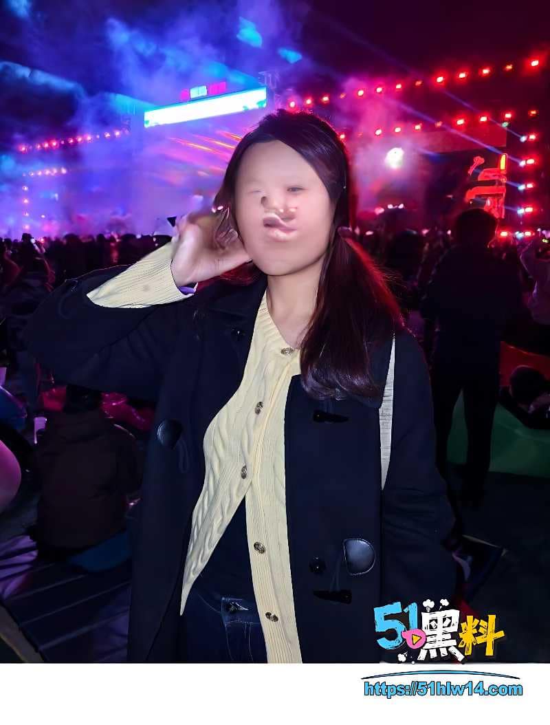 王媛媛这波黑丝深喉我真没绷住，跪在下面那眼神绝了 深喉口爆