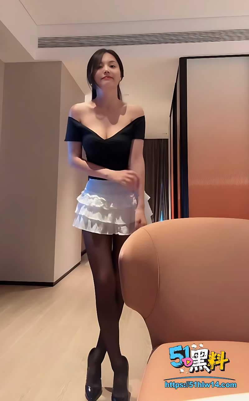 清纯御姐沙发深喉实录，反差翻白眼颜射细节太顶 网红