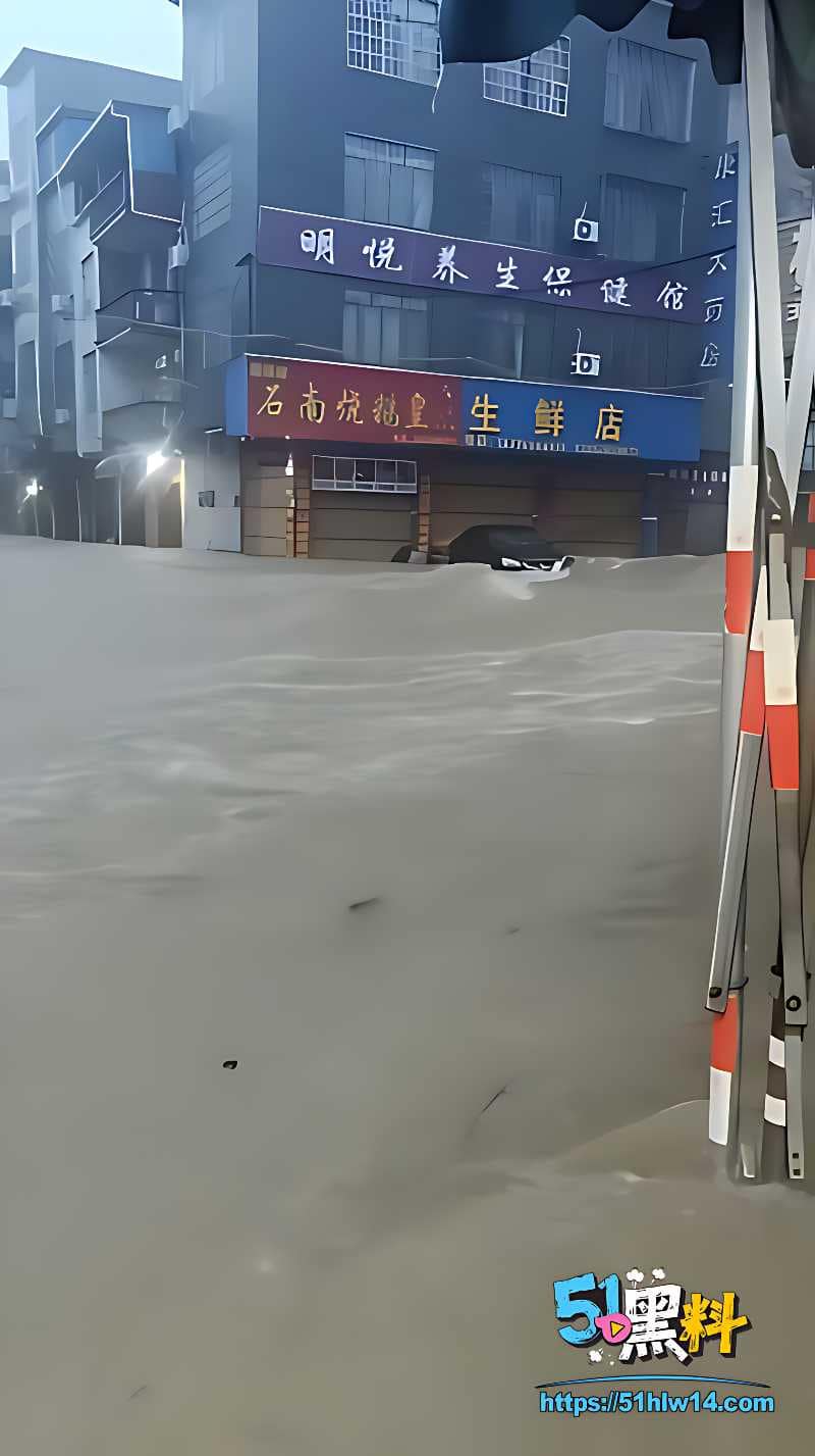 南宁横州六蓝水库险情内幕丨洪水冲毁街道有人被困楼顶太揪心 爆料