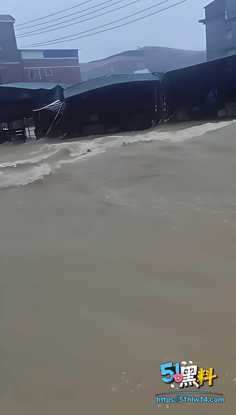 南宁横州六蓝水库险情内幕丨洪水冲毁街道有人被困楼顶太揪心 猎奇