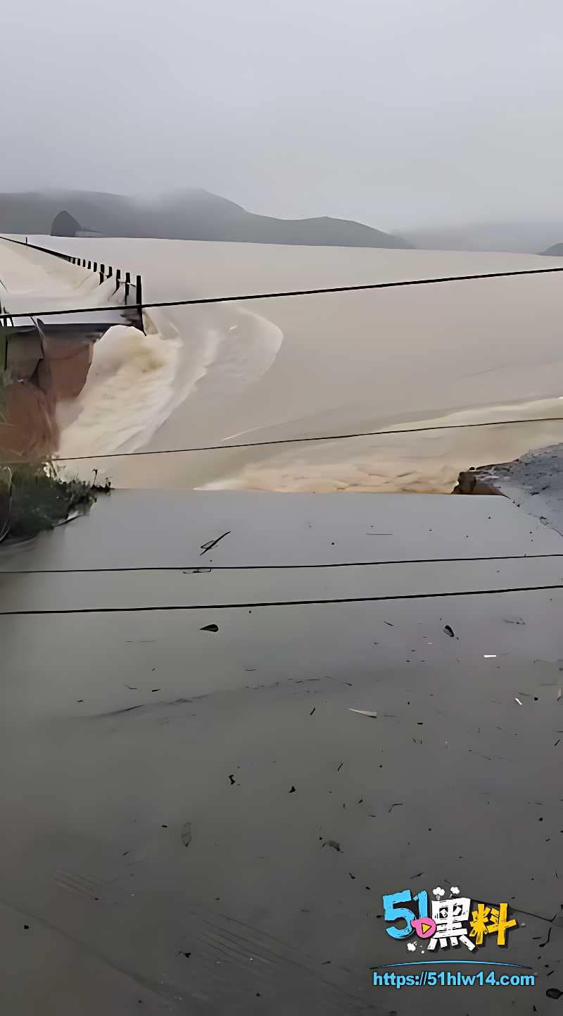 南宁横州六蓝水库险情内幕丨洪水冲毁街道有人被困楼顶太揪心 南宁横州洪水