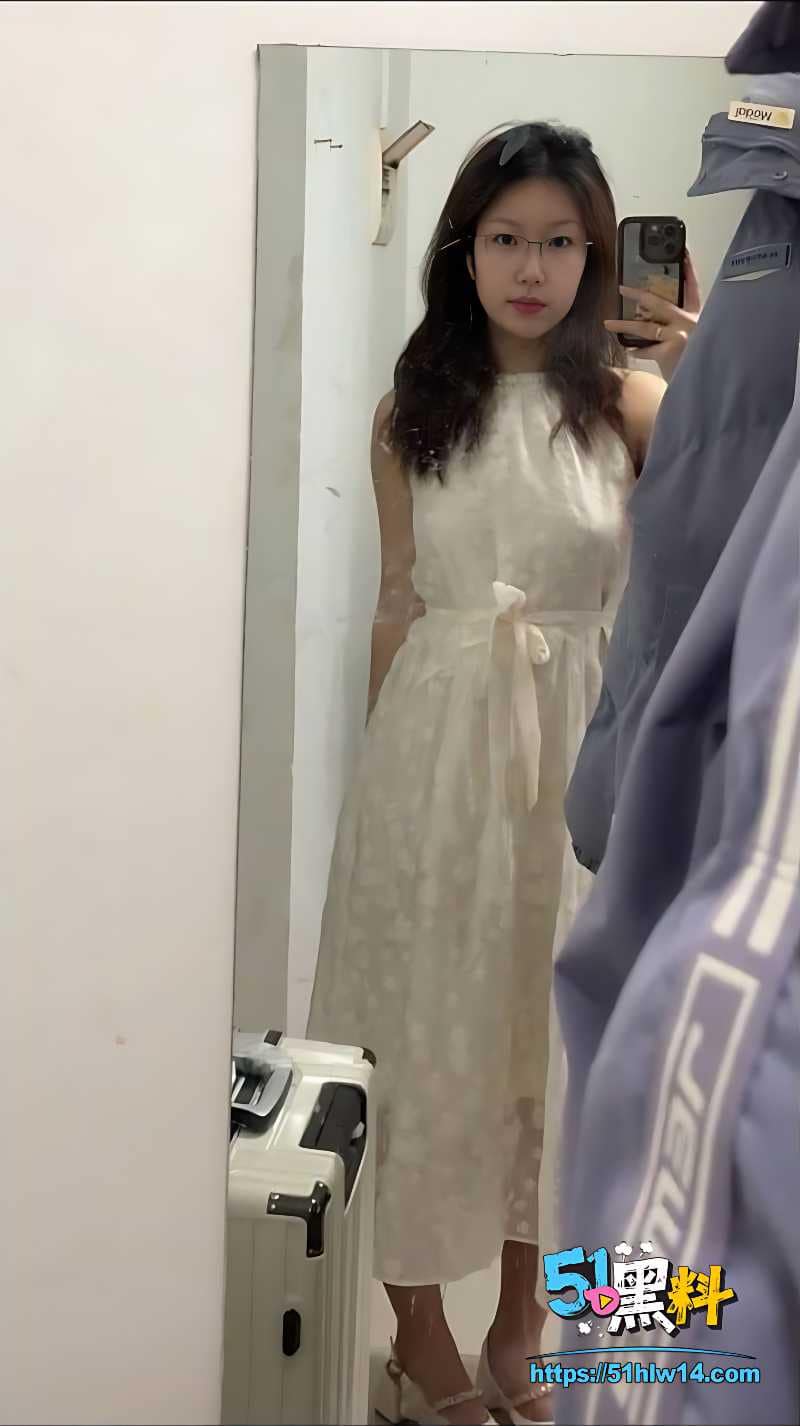 山东东营女老师私下玩这么野丨台前端庄教师私下跪在床上被爆操