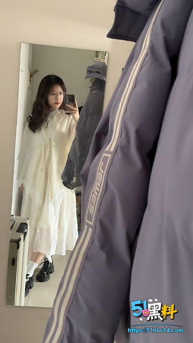 山东东营女老师私下玩这么野丨台前端庄教师私下跪在床上被爆操 福利视频