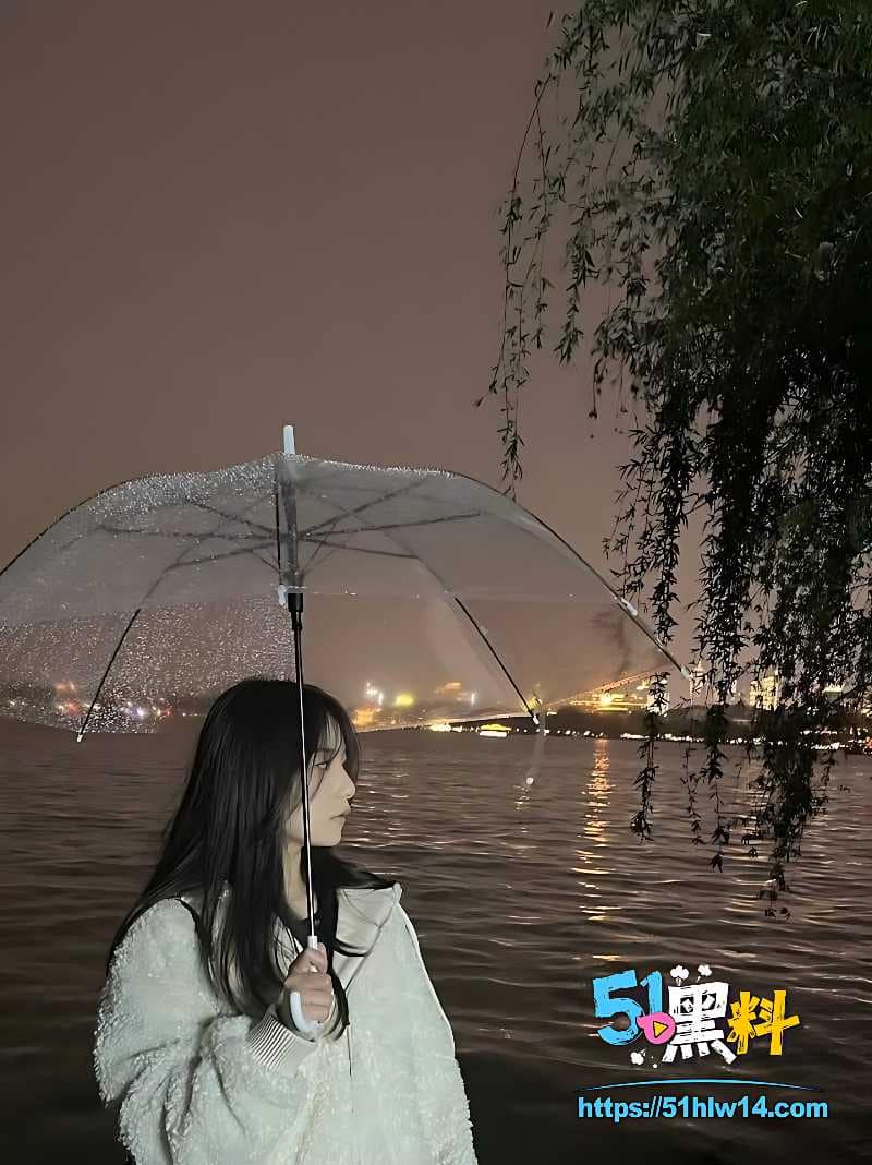 祈锦钥眼镜反差跪镜深喉男友粗棒被顶到翻白眼 眼镜娘