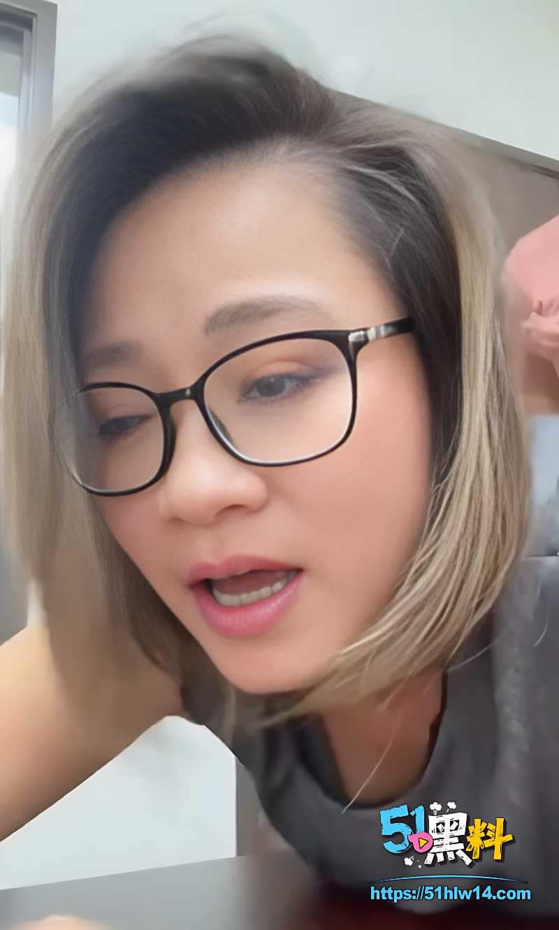 眼镜少妇办公室深喉这波真绝了，西装裙被卷到腰上直接干翻 人妻福利