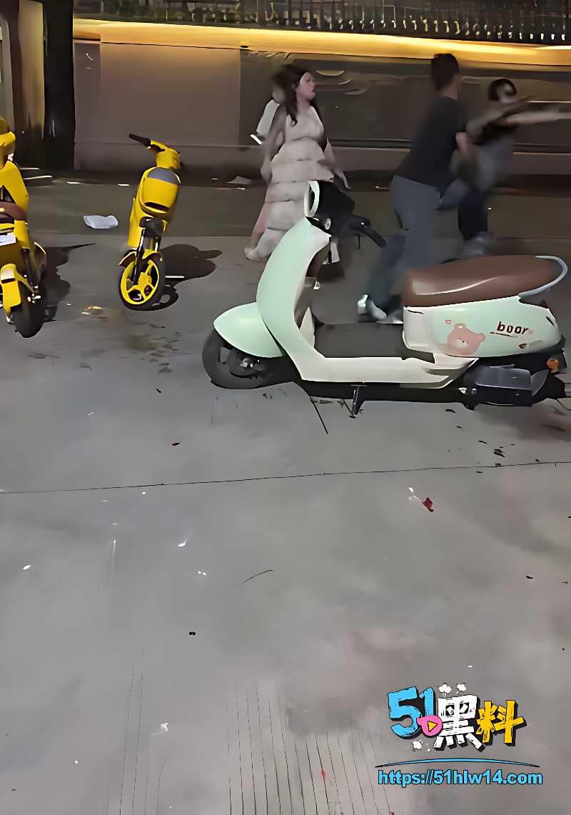 精神小妹围攻黑衣男丨看着挺辣妹私下打起架来这么狠 暴力视频
