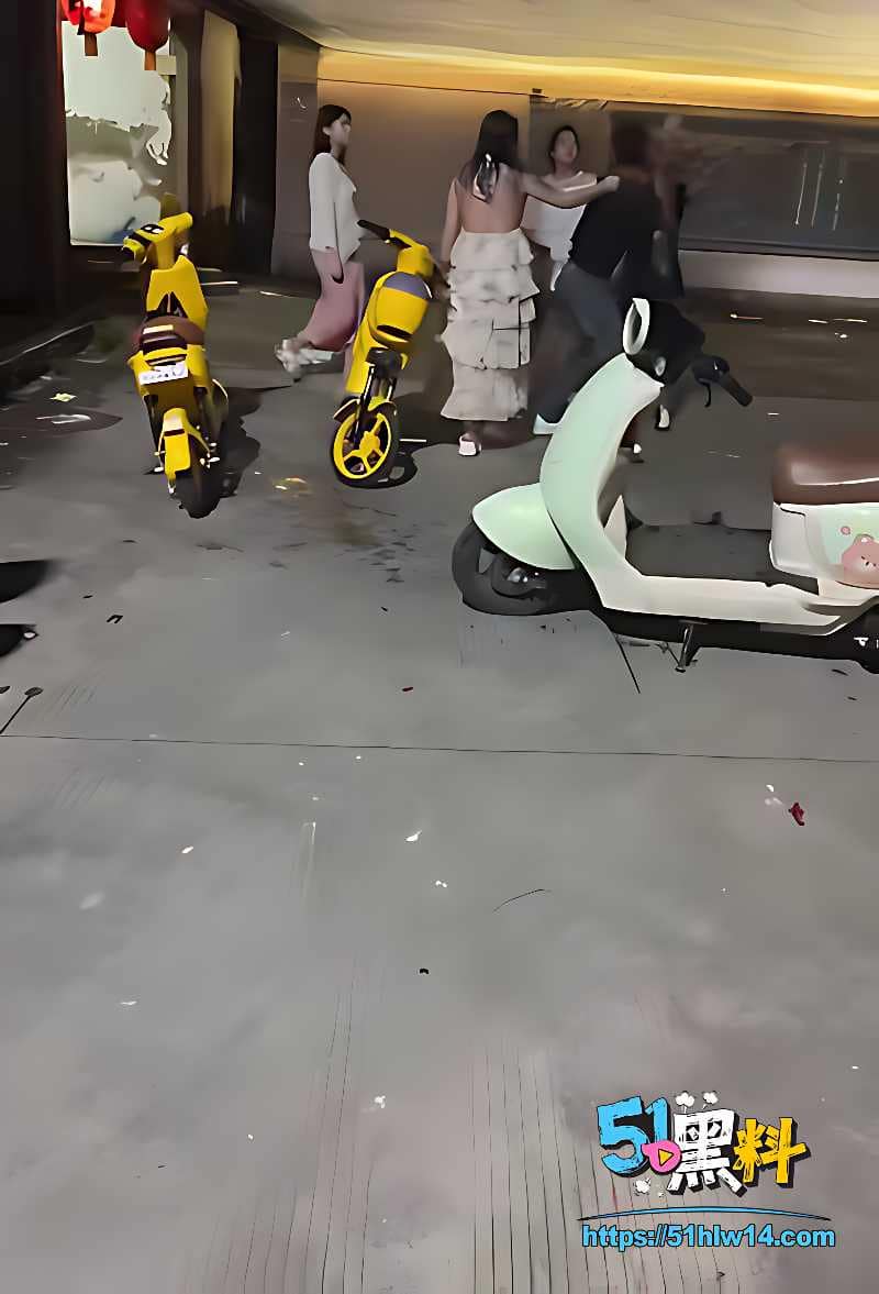 精神小妹围攻黑衣男丨看着挺辣妹私下打起架来这么狠 黑衣男被打