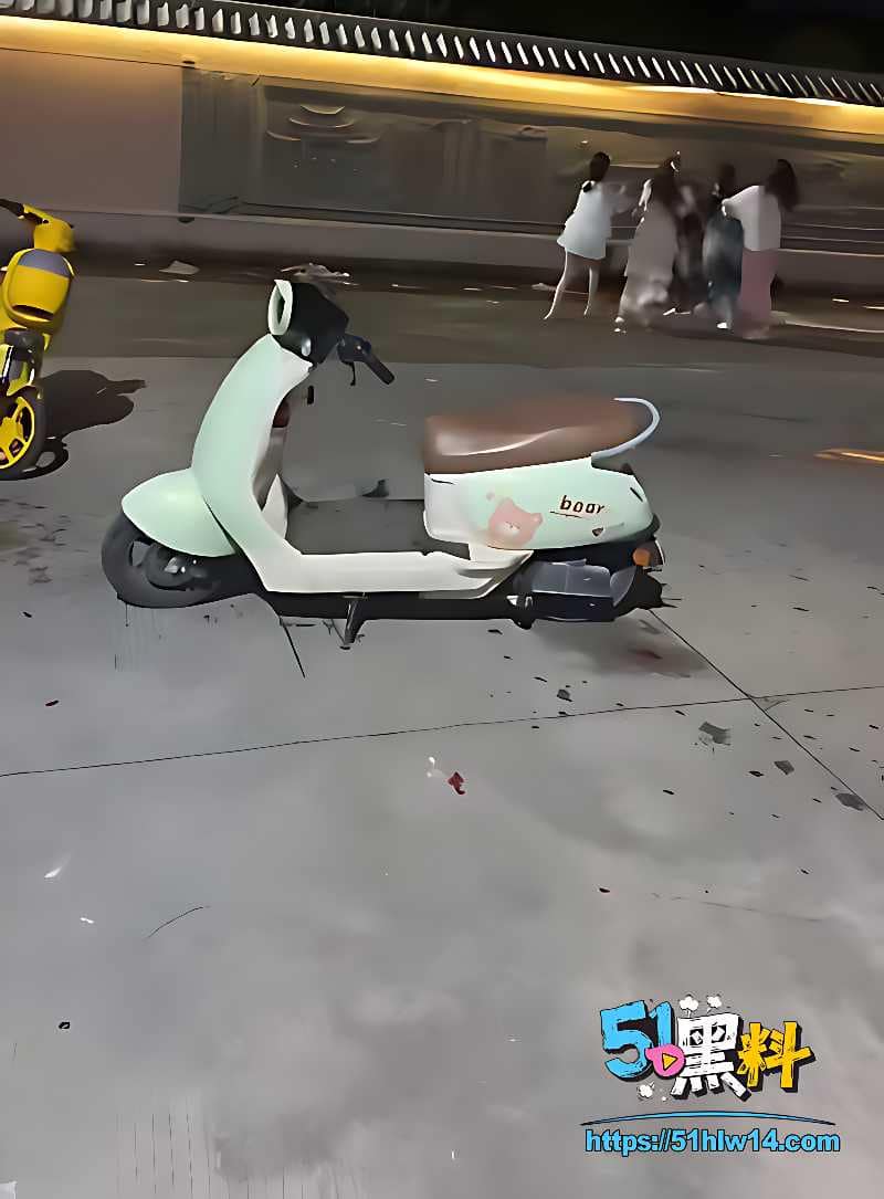 精神小妹围攻黑衣男丨看着挺辣妹私下打起架来这么狠 社会摇打架