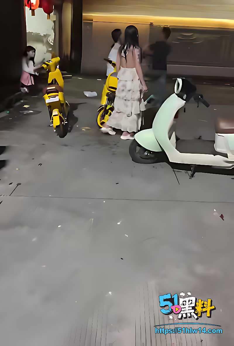 精神小妹围攻黑衣男丨看着挺辣妹私下打起架来这么狠 奇闻