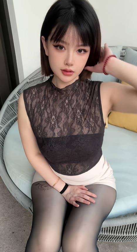 申辣辣s看着温婉可人,私下这套牛奶露背装野得没边 完整视频在线播放