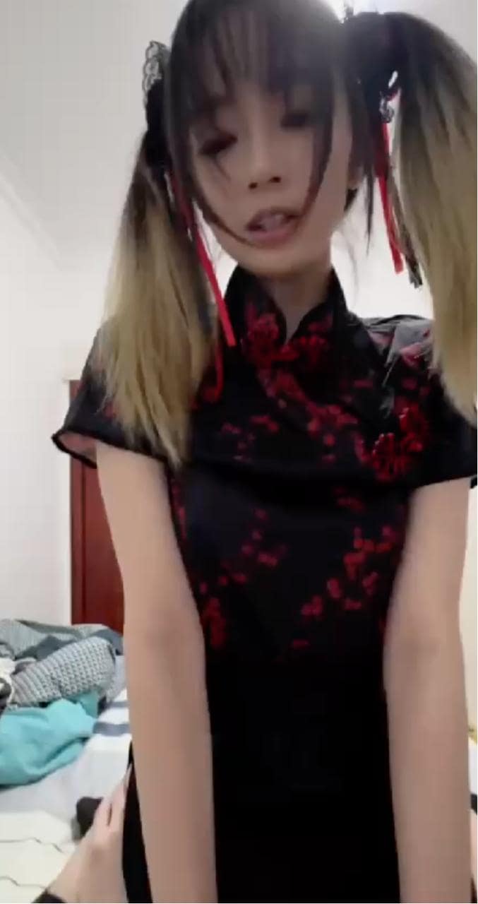 上饶眼镜妹COS激情视频,这反差我真没绷住,私下这么骚太顶了 完整视频在线播放