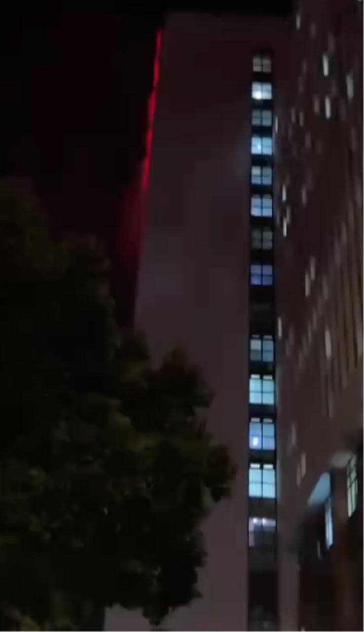 上饶曙光医院深夜起火丨你看着顶楼火光冲天还伴随爆炸闷响 完整视频在线播放