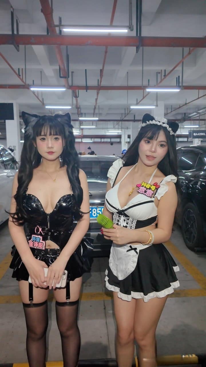 漫展双女仆黑白丝反差扭动停车场现场直接沸腾 完整视频在线播放