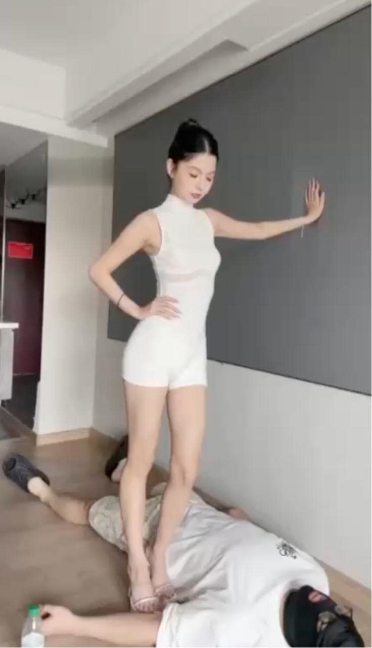 大长腿女神尖细高跟鞋踩踏足奴细节太顶全身用力碾压眼神冷艳 完整视频在线播放
