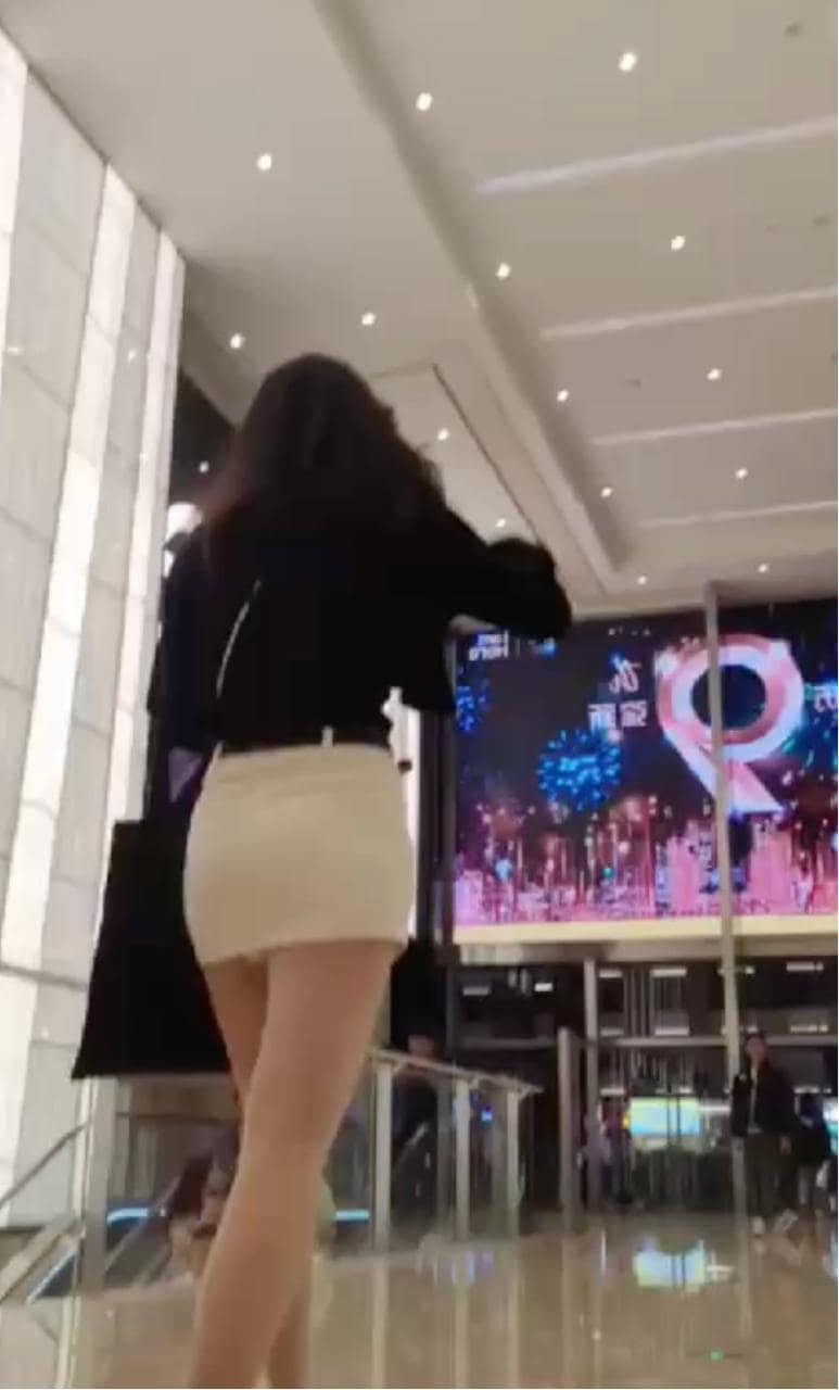 街头抄底合集高清版被玩到春光乍泄裙底内裤全曝光 完整视频在线播放