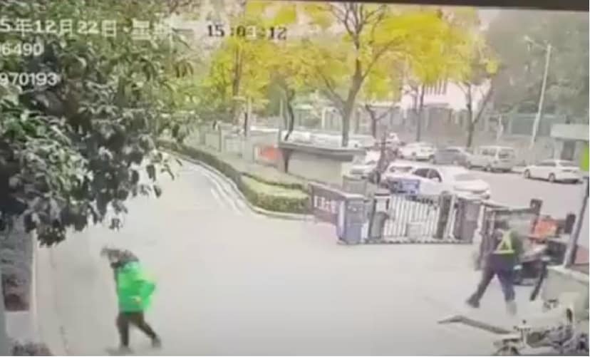 长沙合能璞丽骑手抗议这波真的顶丨物业双标禁车被围堵鸣笛太解气 完整视频在线播放