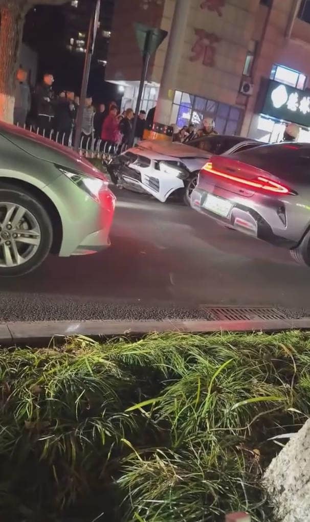 桐乡奔驰女司机闯卡撞交警,这波删帖速度有点耐人寻味 完整视频在线播放