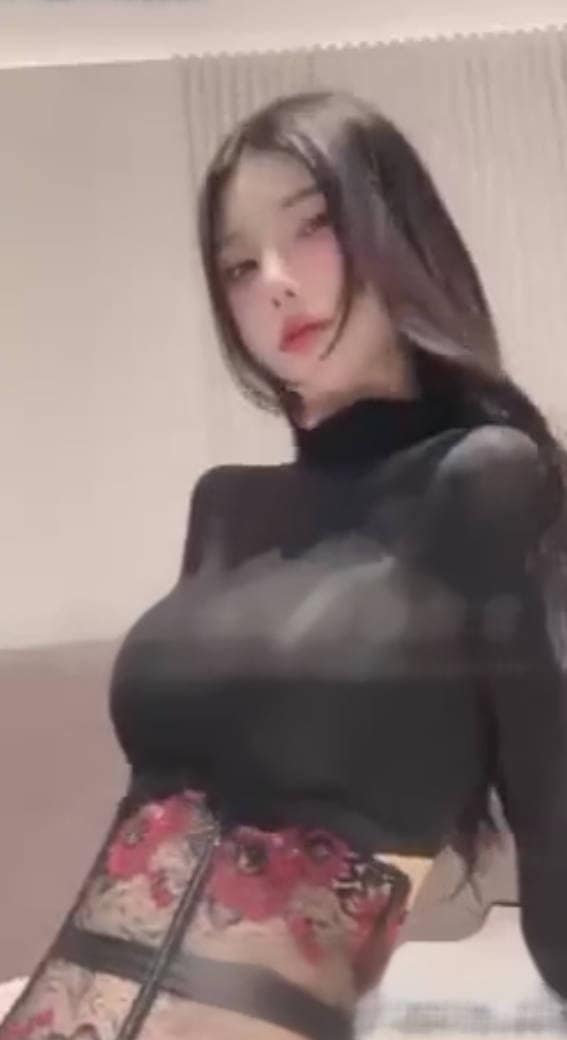 猫梨梨黑白女仆装黑丝开裆诱惑巨乳翘臀反差撩人到失控 完整视频在线播放